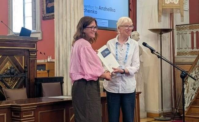 Presentation of an award to Anzhelika Kolesnichenko. PHOTO: Institute of Archaeology, National Academy of Sciences of Ukraine