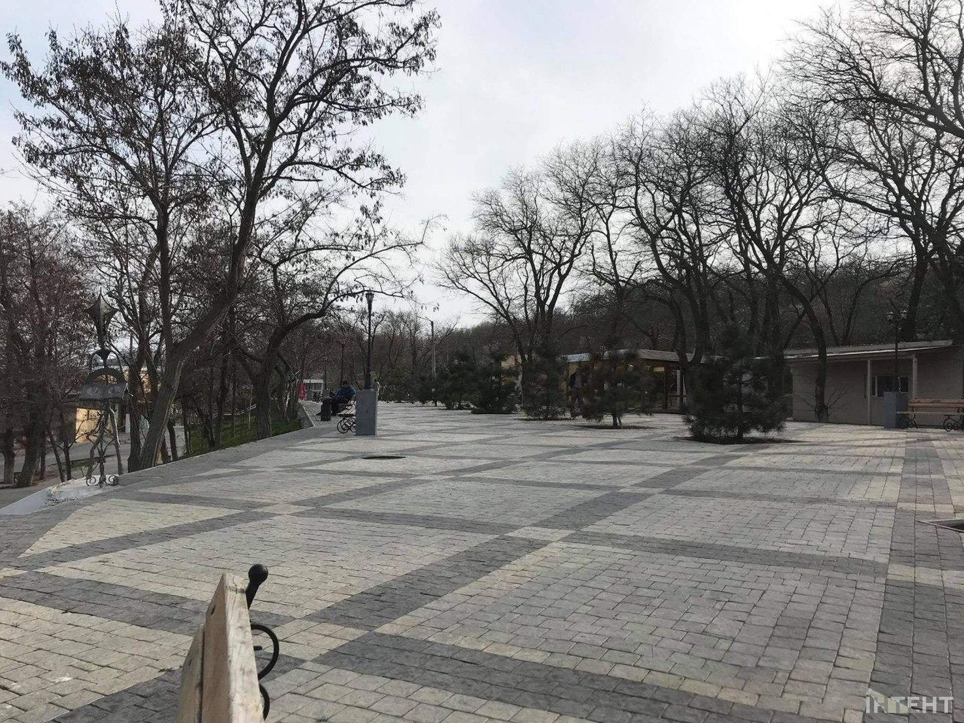 Вікенд на Ланжероні: смугасті стрічки не зупиняють одеситів, які вийшли погуляти