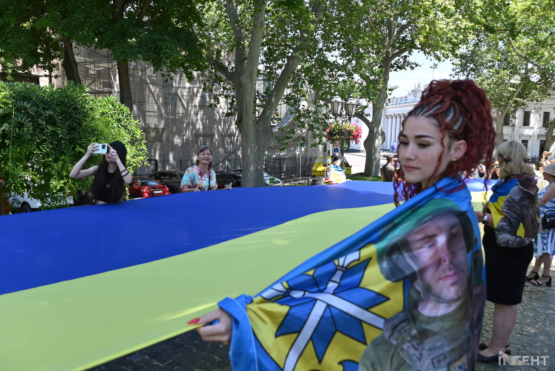 Родичі полонених розгорнули в Одесі 100-метровий прапор до Дня Конституції