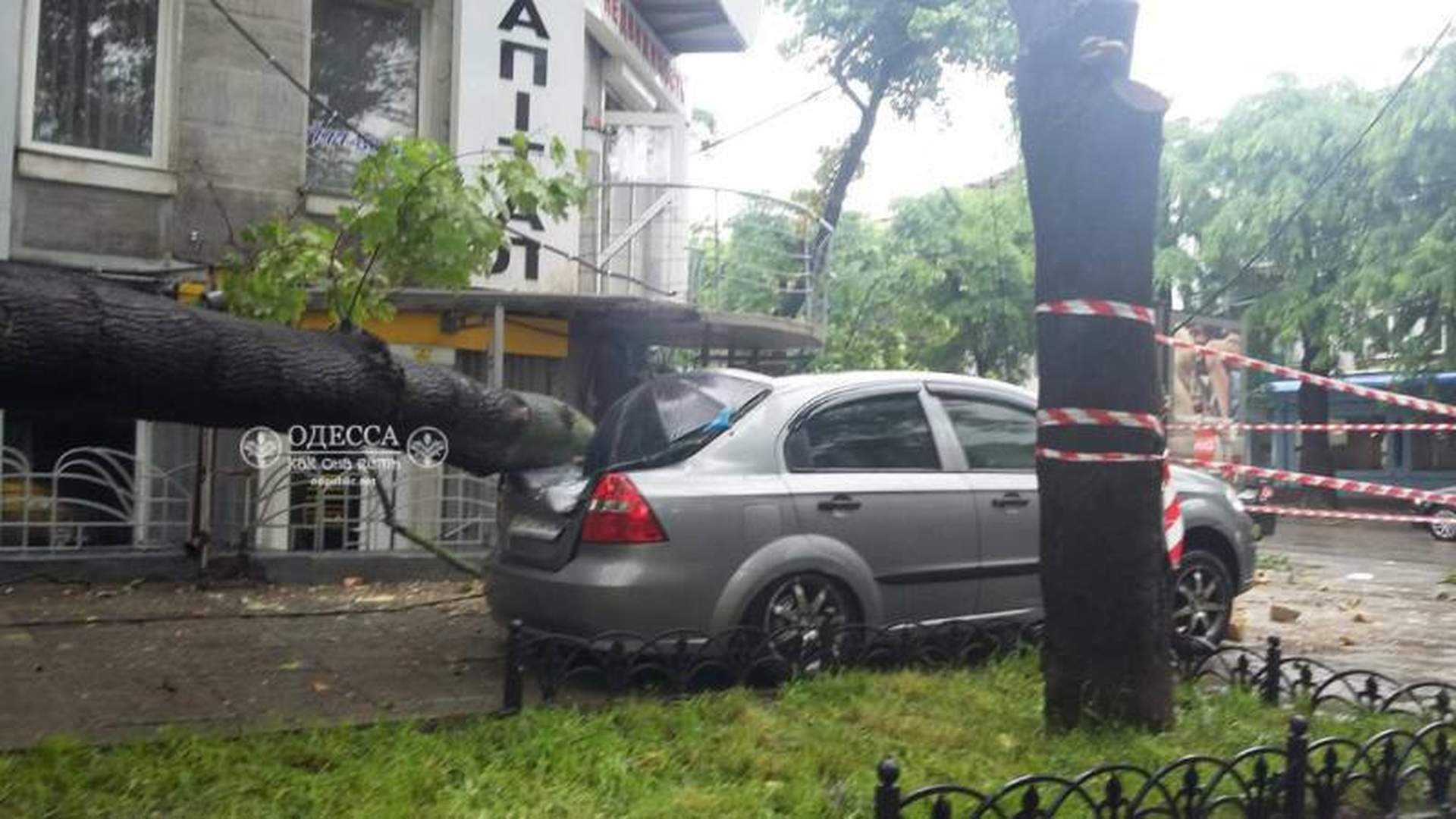 Ливень в Одессе. Дороги стали реками 