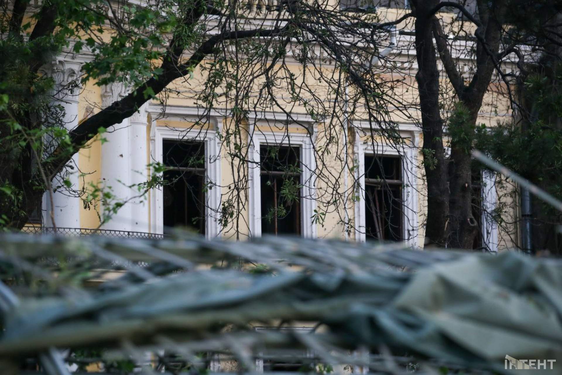 Наслідки нічної атаки росіян по Одесі в світлинах Інтента