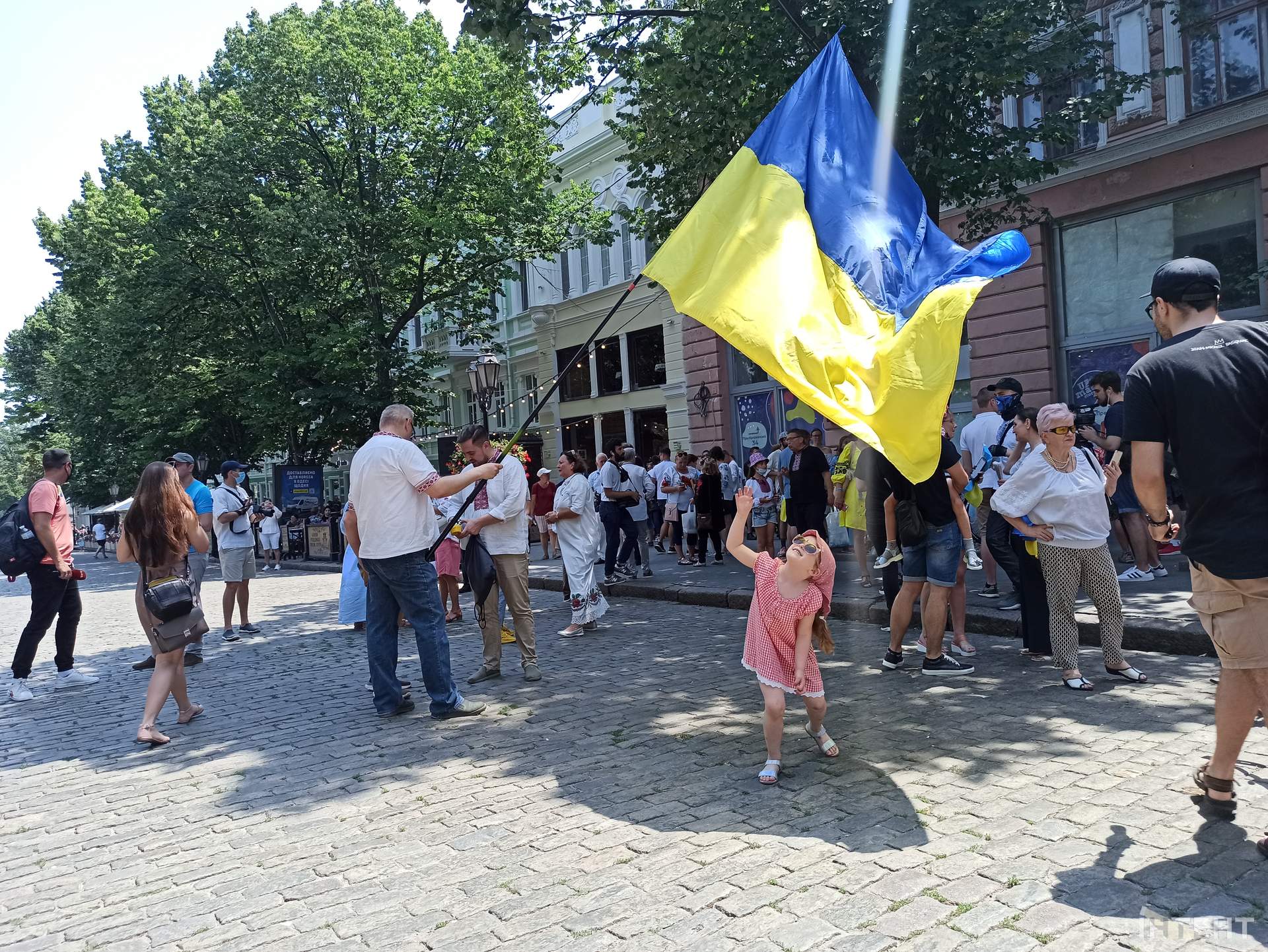 В Одесі влаштували мегамарш вишиванок та автопробіг до дня кримськотатарського прапору