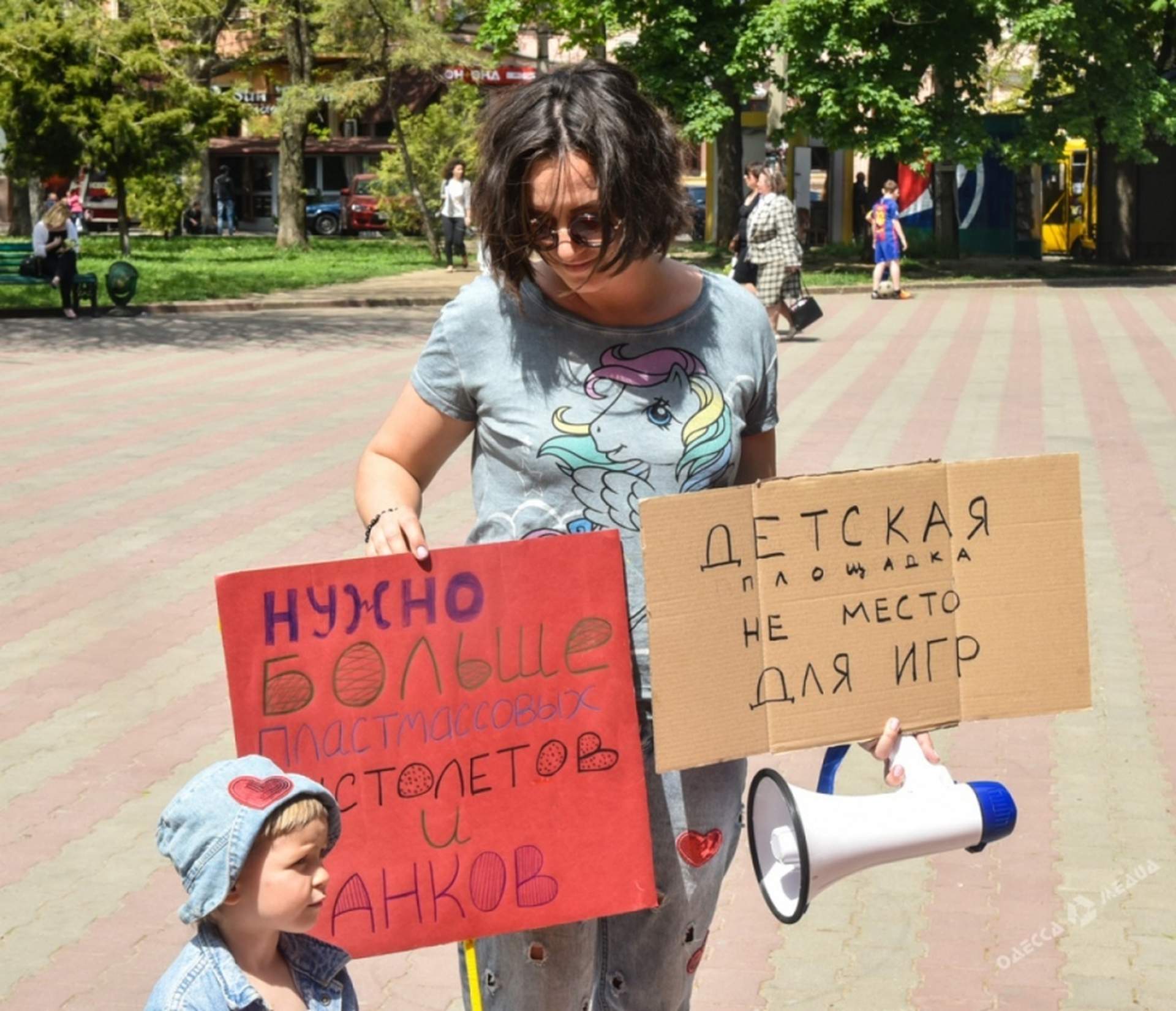 В центре Одессы "монстранты" в сопровождении человека-единорога встретились с агностиками