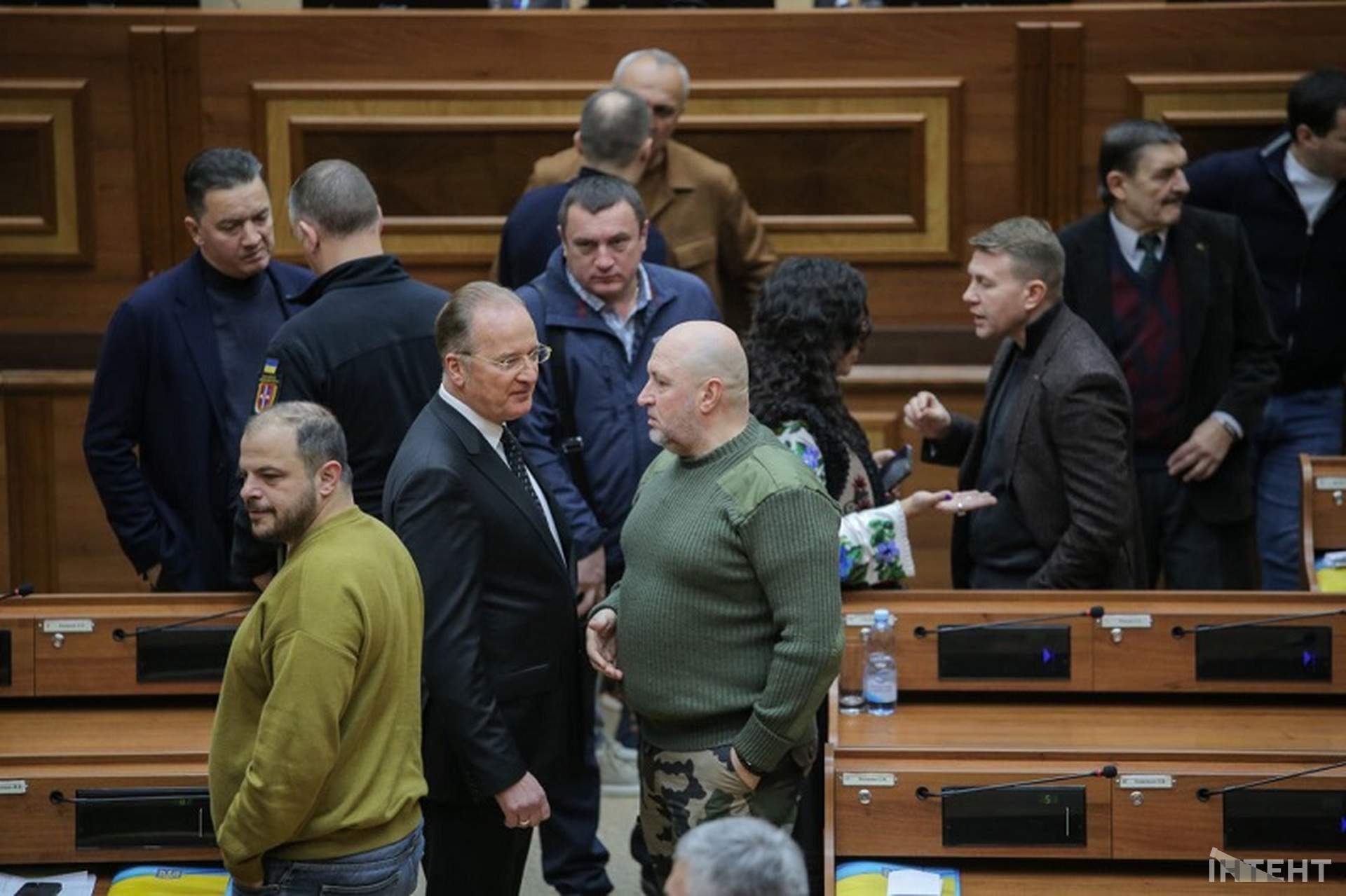 Шрапнель та невдалий перформанс: світлини з сесії Одеської облради