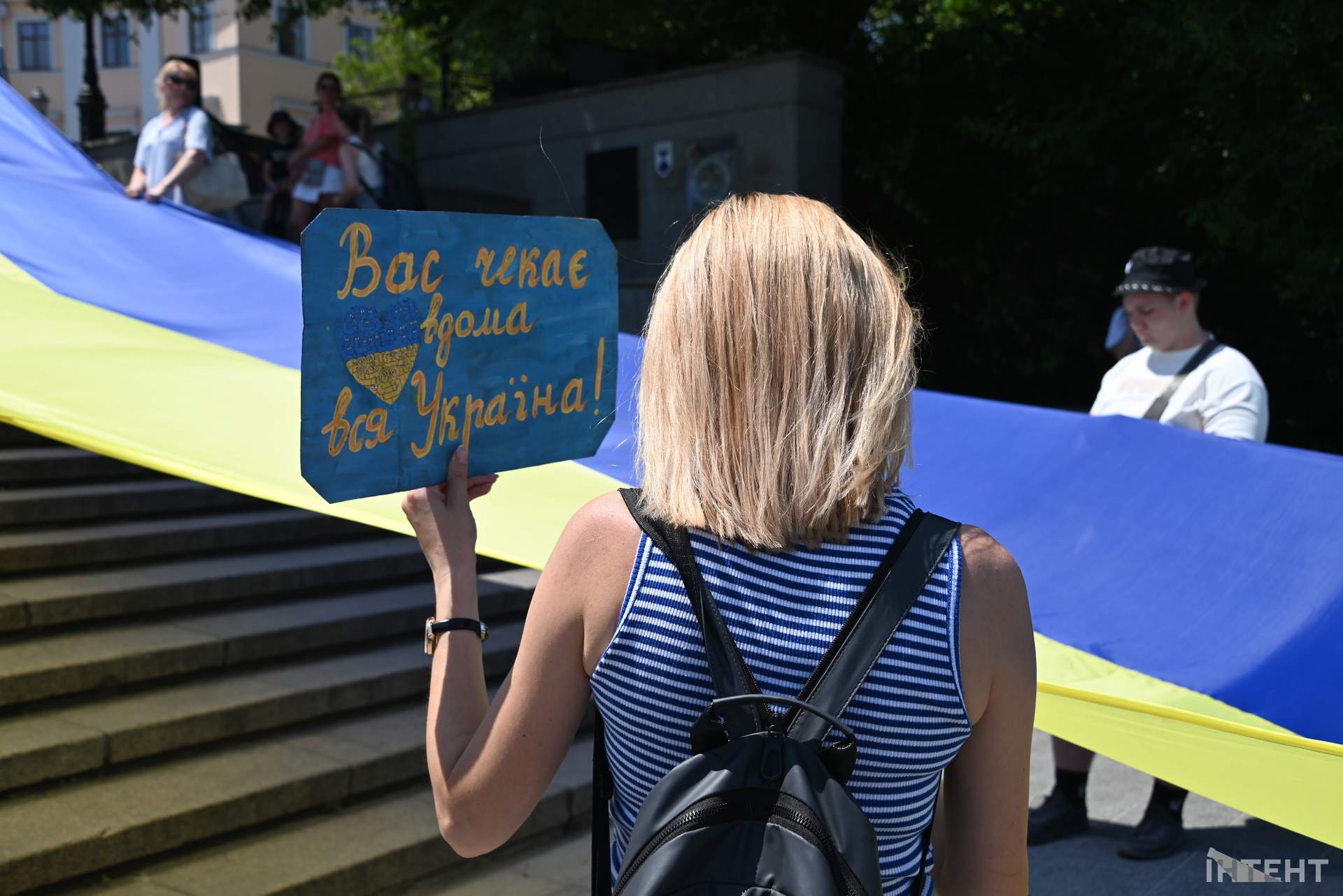 Родичі полонених розгорнули в Одесі 100-метровий прапор до Дня Конституції