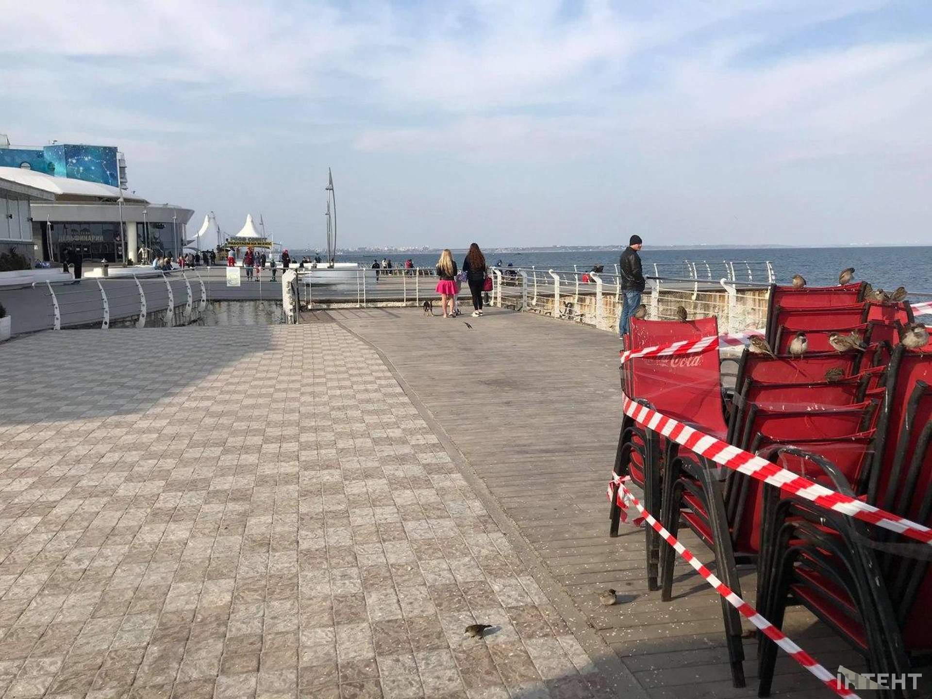 Вікенд на Ланжероні: смугасті стрічки не зупиняють одеситів, які вийшли погуляти