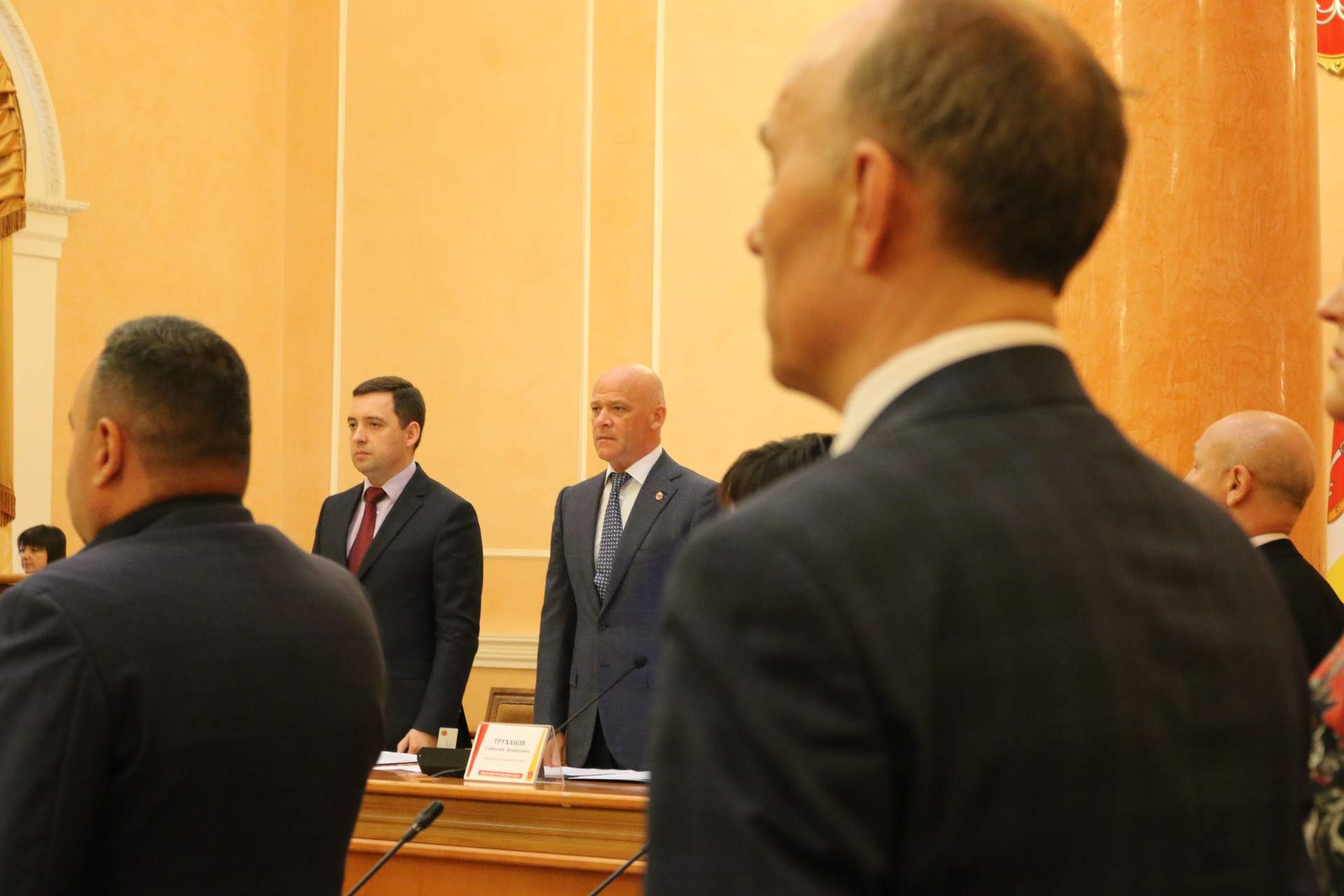 Сессия Одесского городского совета: палатка перед мэрией и "подарок" депутатам