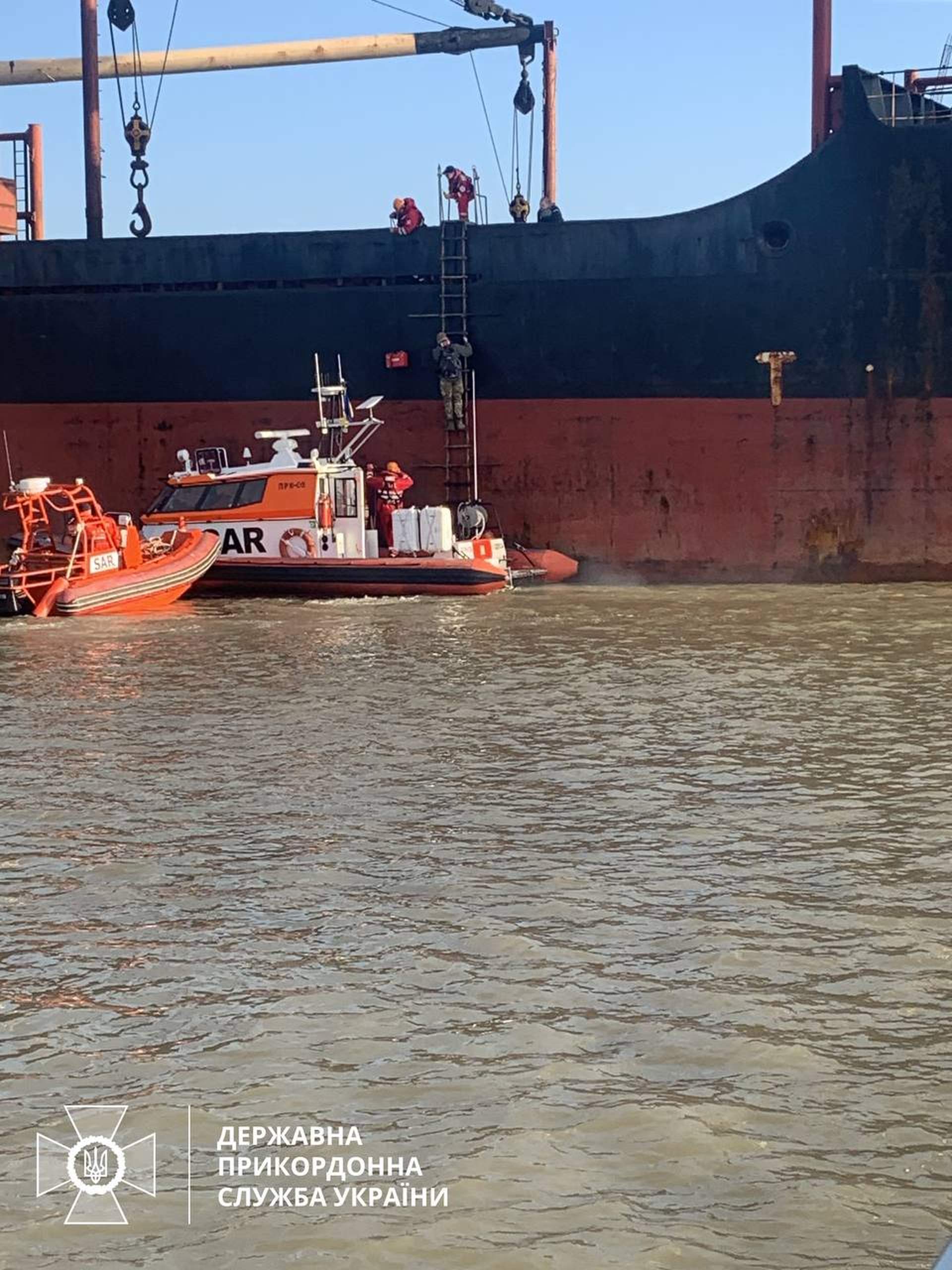 У Чорному морі на ворожій міні підірвалося судно, є поранені моряки