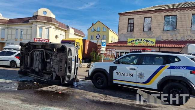 Перевернута автівка ТЦК та СП. ФОТО: Інтент