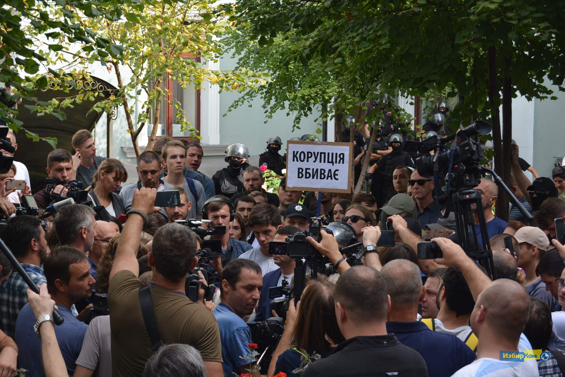 Сессия Одесского городского совета: потасовки с митингующими и попытки экс-нардепа попасть в здание мэрии