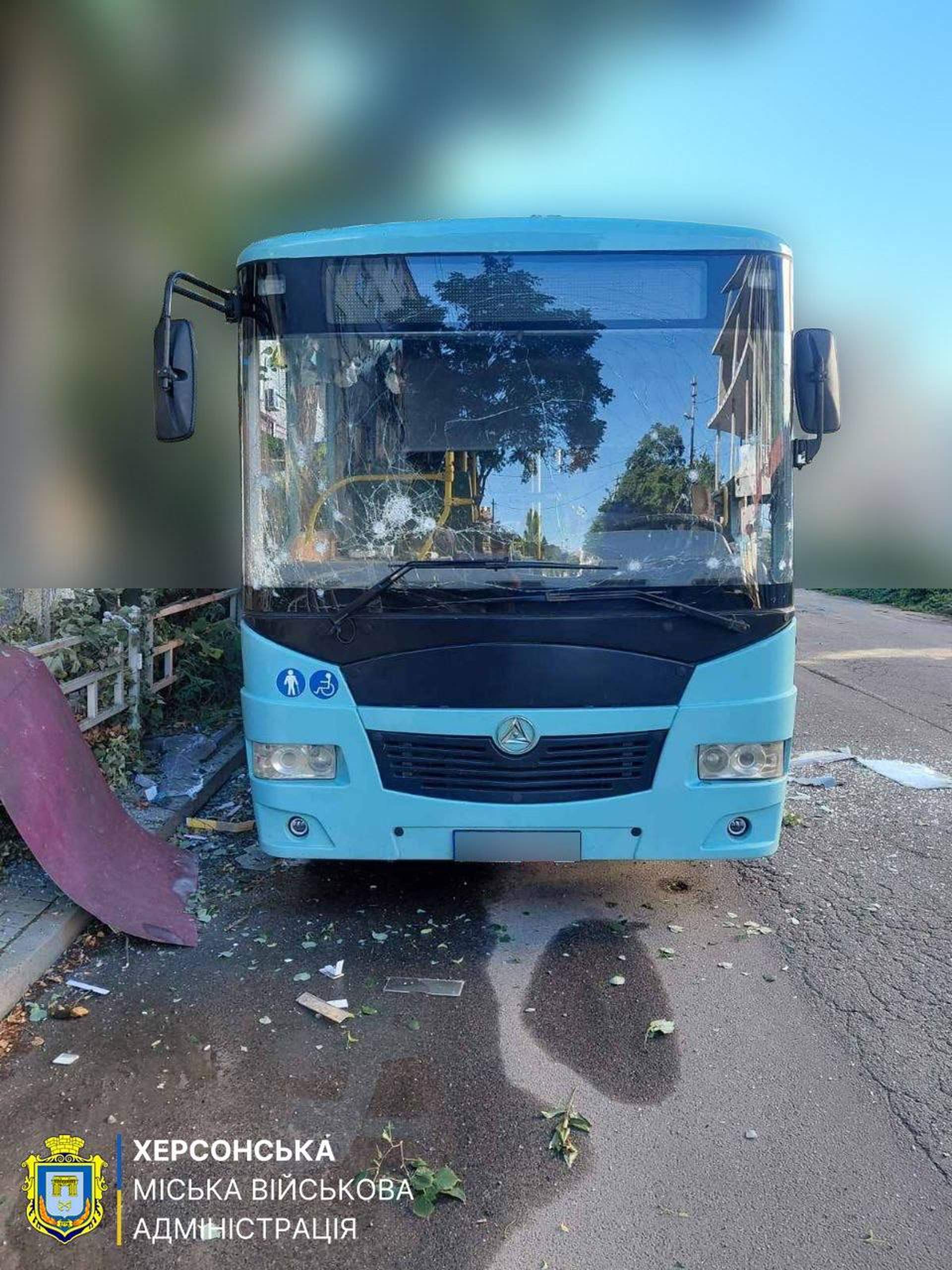 Окупанти вдарили по автобусу в центрі Херсона: є постраждалі