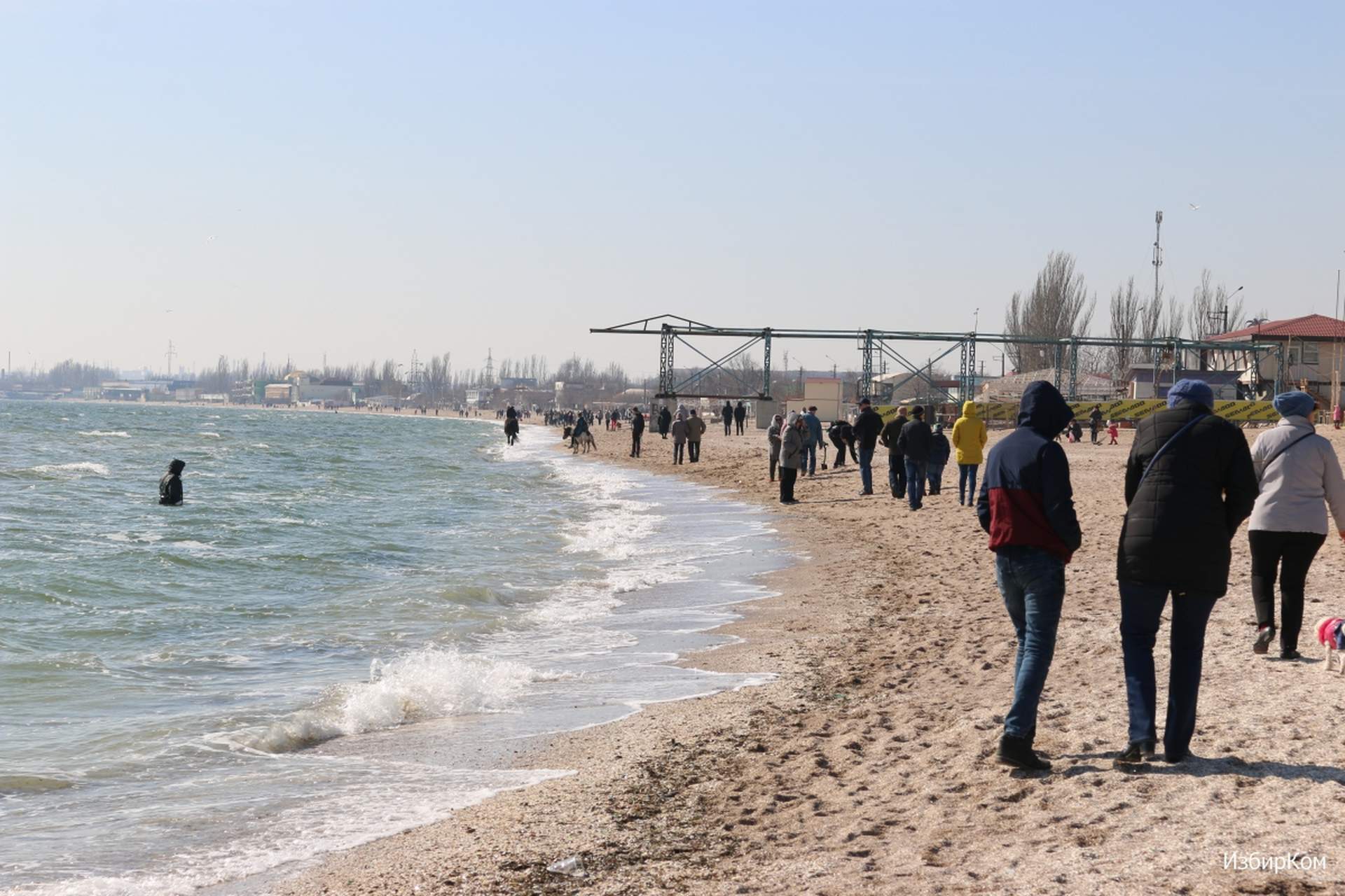 Первые выходные весны одесситы проводят у моря