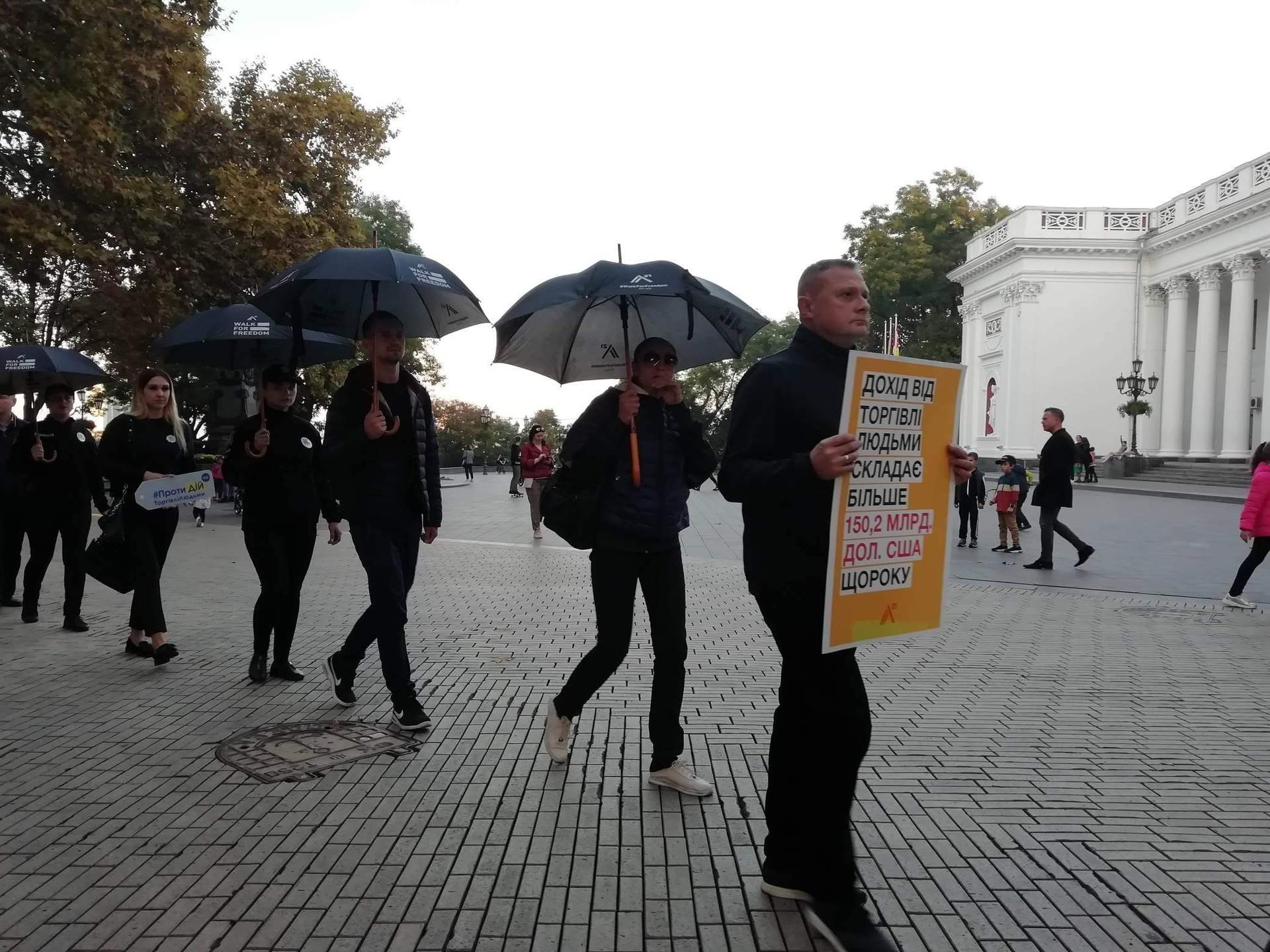 У чорному та з парасолями: в Одесі пройшла акція проти торгівлі людьми