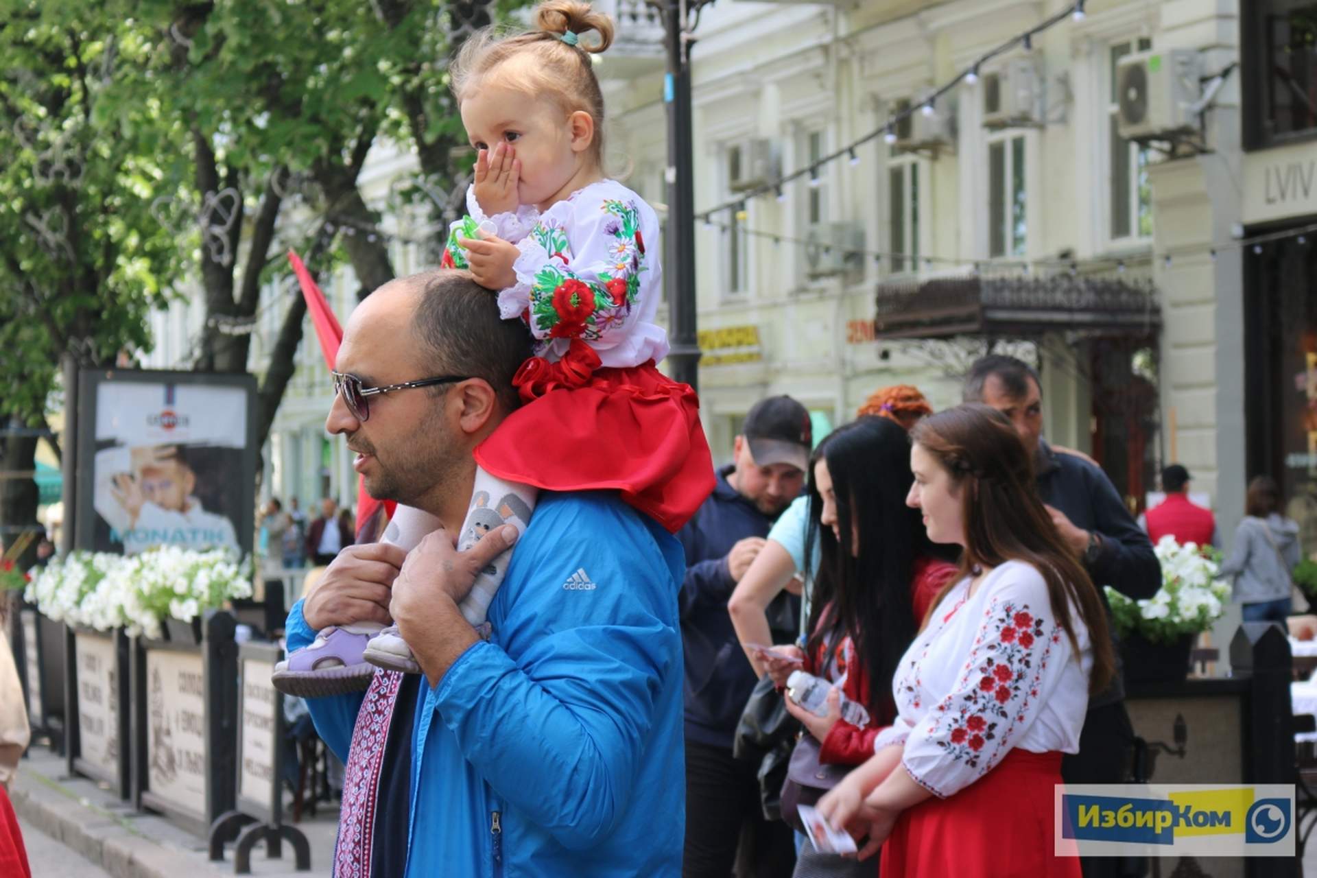 В Одессе состоялся юбилейный десятый МегаМарш в вышиванках