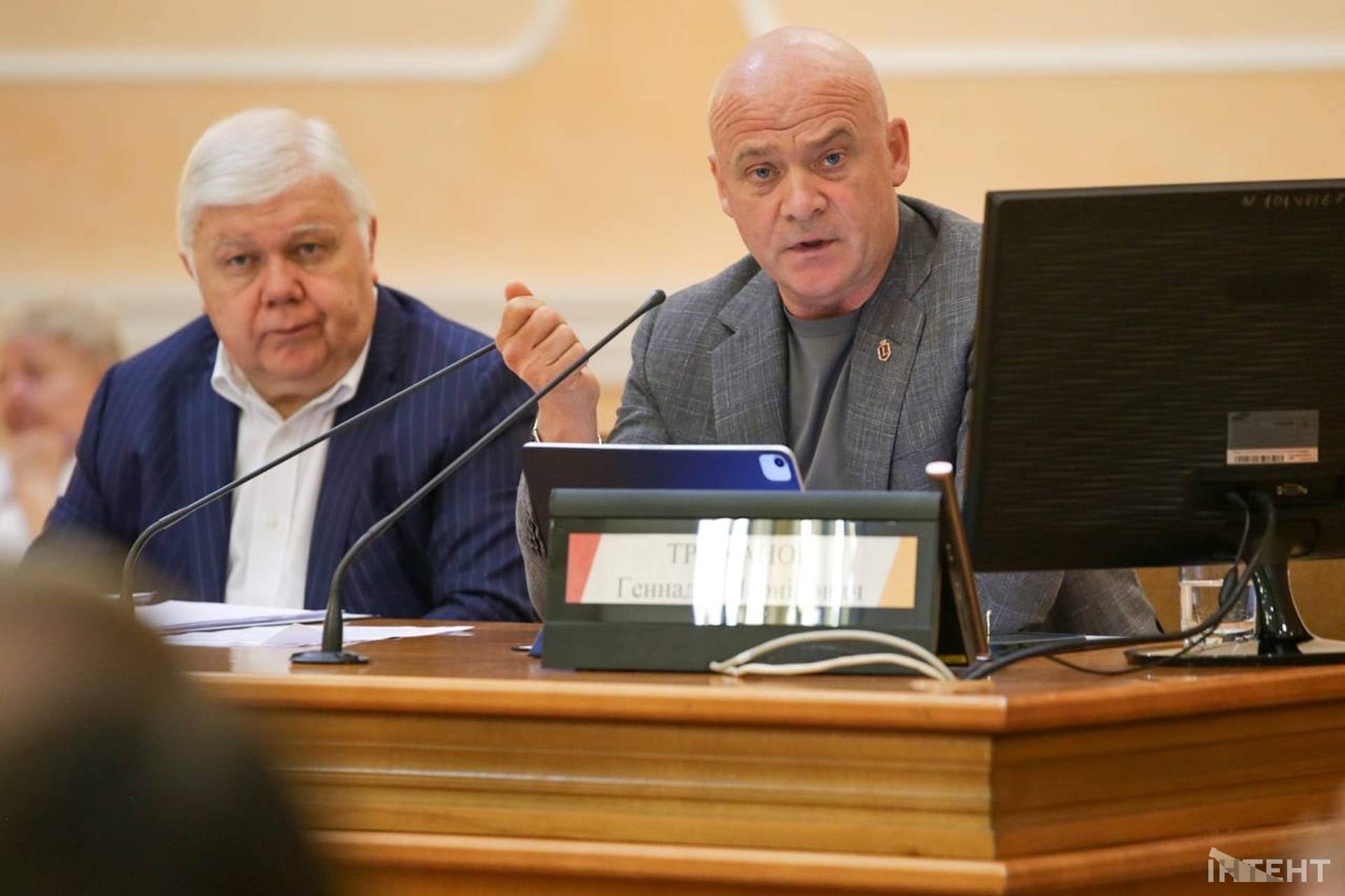 Бурхлива сесія та мітинг у світлинах Інтента