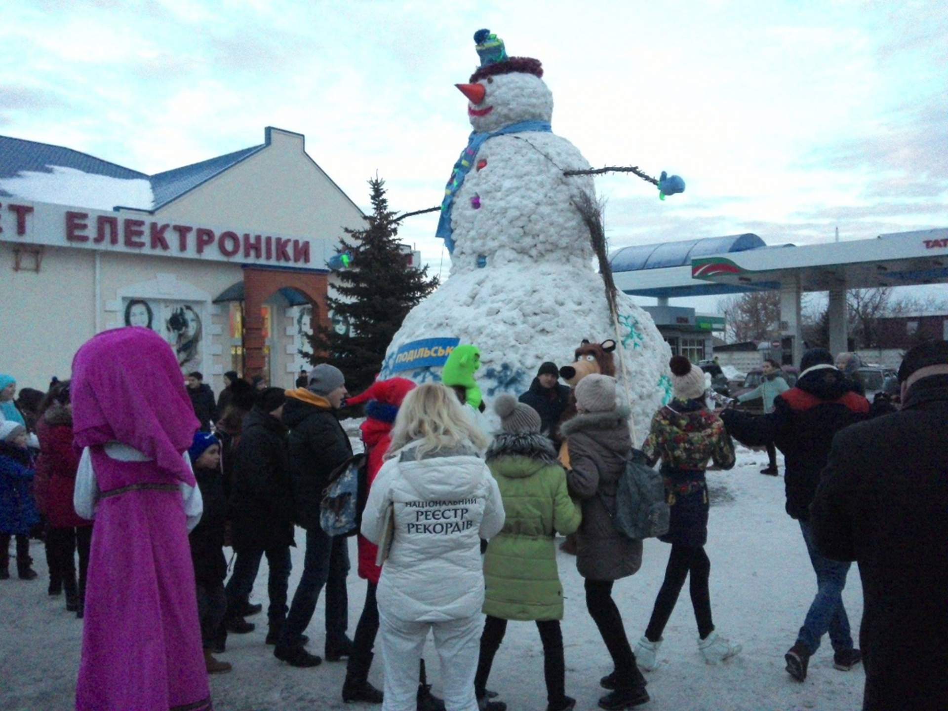 В Одесской области слепили рекордного снеговика