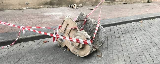 Міська влада не може нічого зробити із падаючою лепниною з будинку на Приморському бульварі