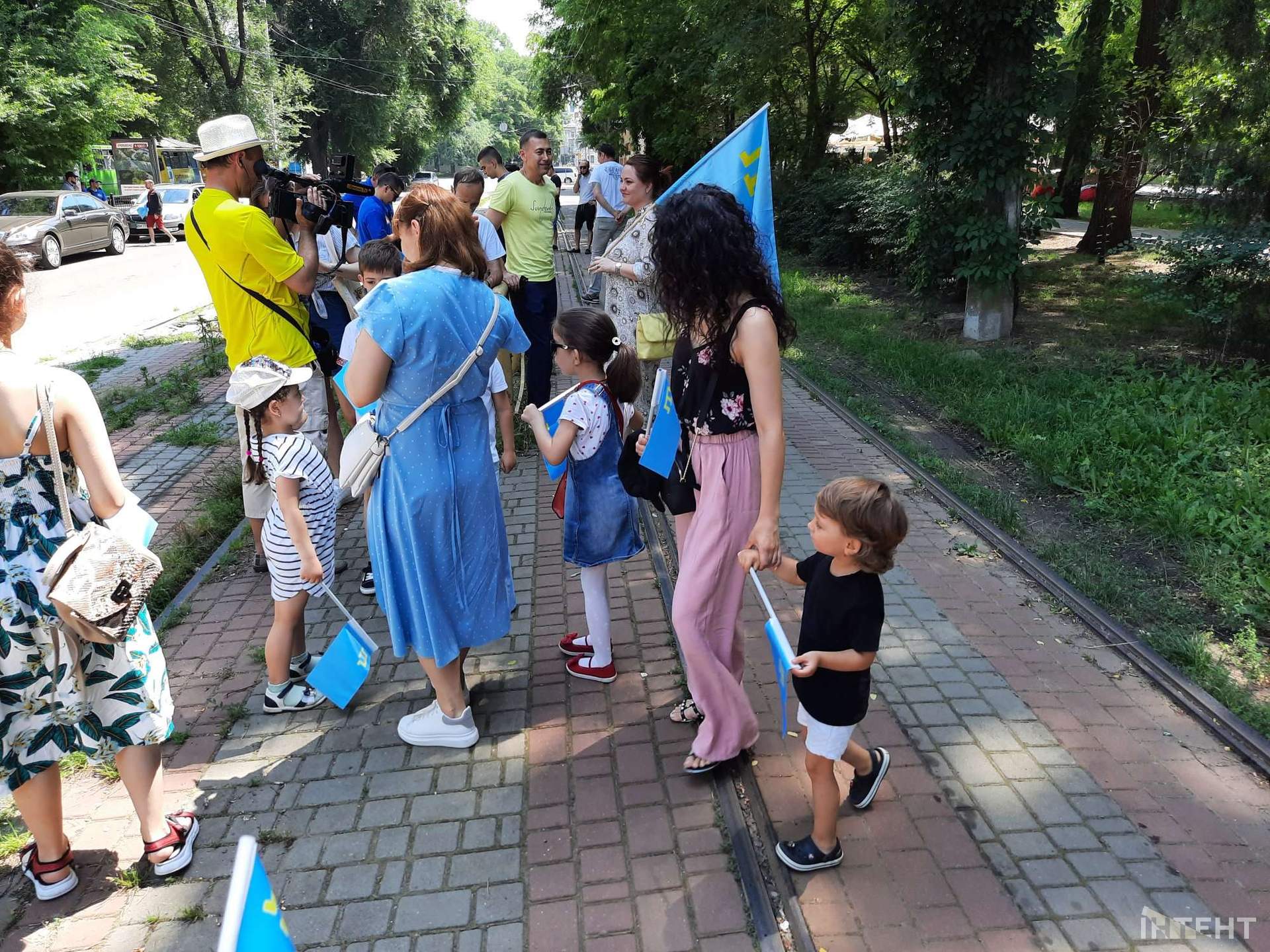 В Одесі влаштували мегамарш вишиванок та автопробіг до дня кримськотатарського прапору