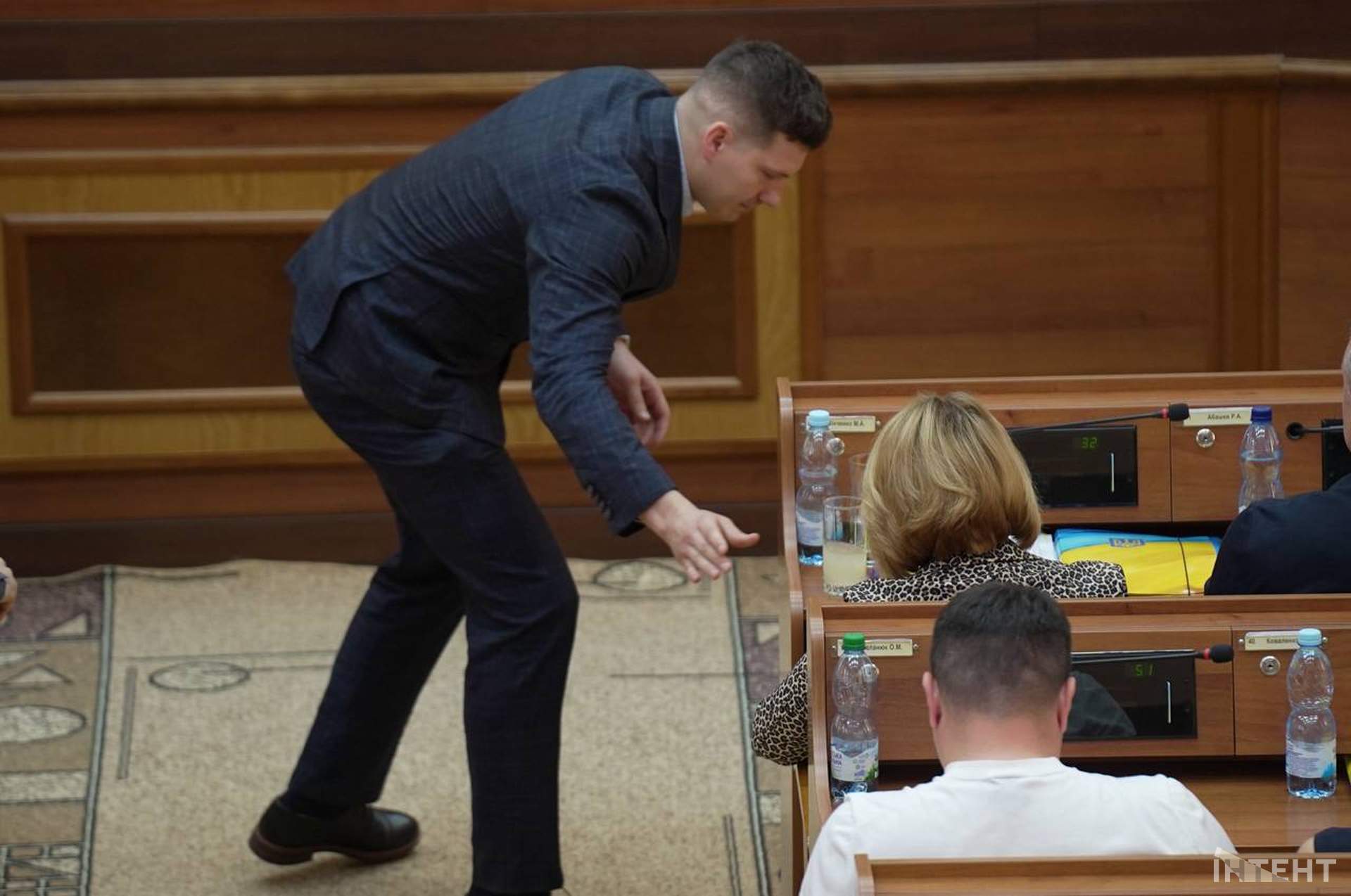 Депутатські суперечки й рокірування у світлинах Інтента
