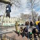 Перед дверью прокуратуры Одесской области сложили шины и повесили чучело
