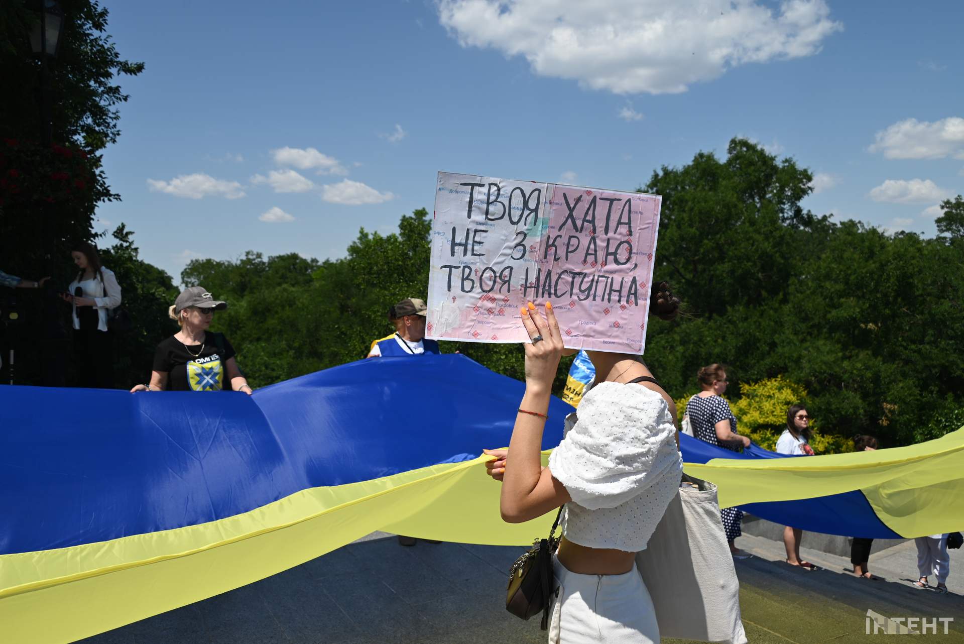 Родичі полонених розгорнули в Одесі 100-метровий прапор до Дня Конституції