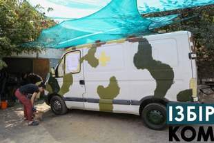 Одеські митці перефарбовують автівки для ЗСУ