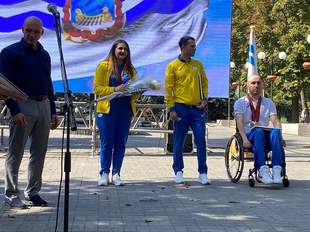 Паралімпійці отримали грошові премії на головній площі Миколаєва