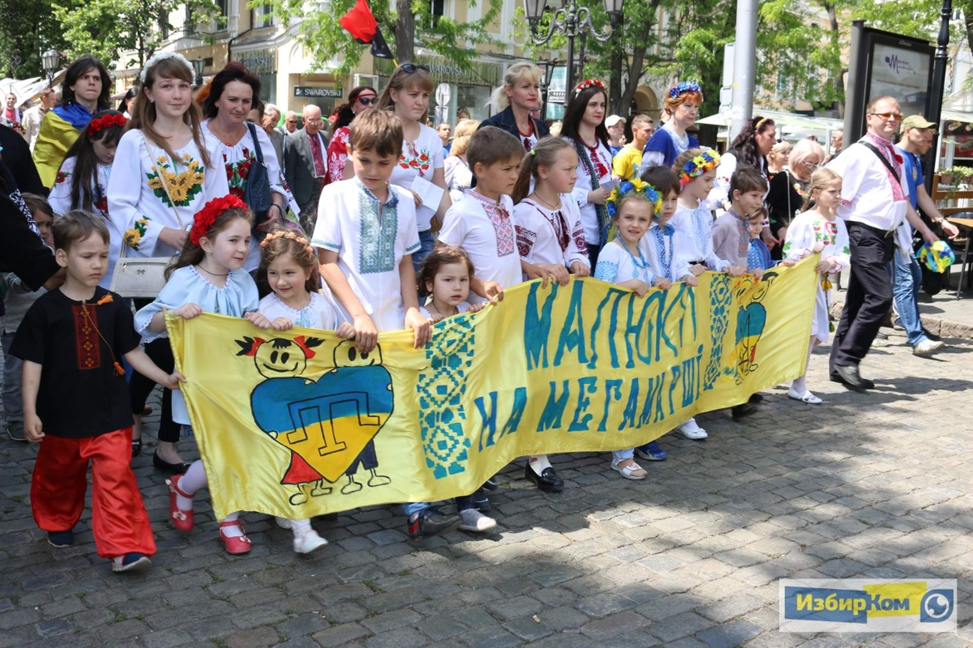 В Одессе состоялся юбилейный десятый МегаМарш в вышиванках