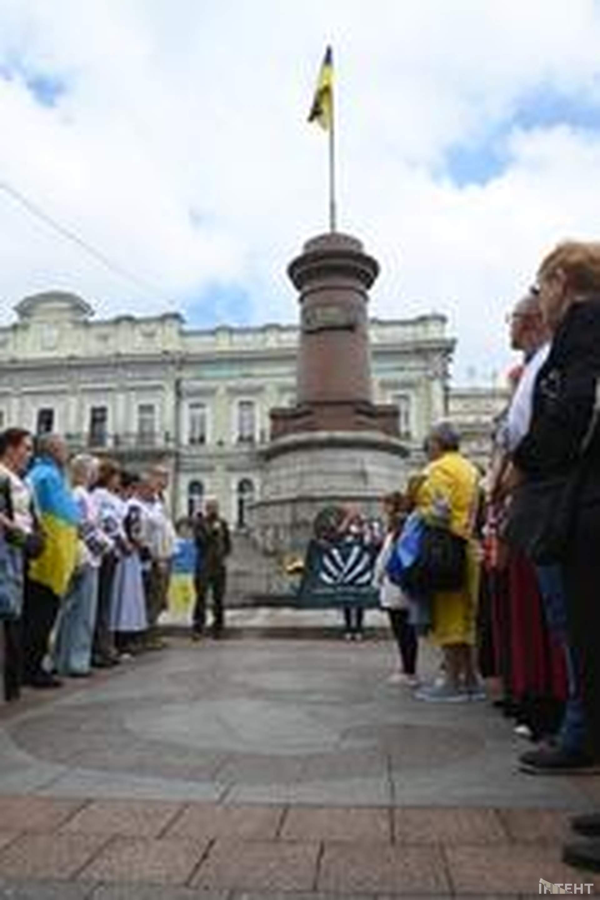 Лампадки, стрічки та хода пам’яті: в Одесі відбулася акція до Дня вишиванки