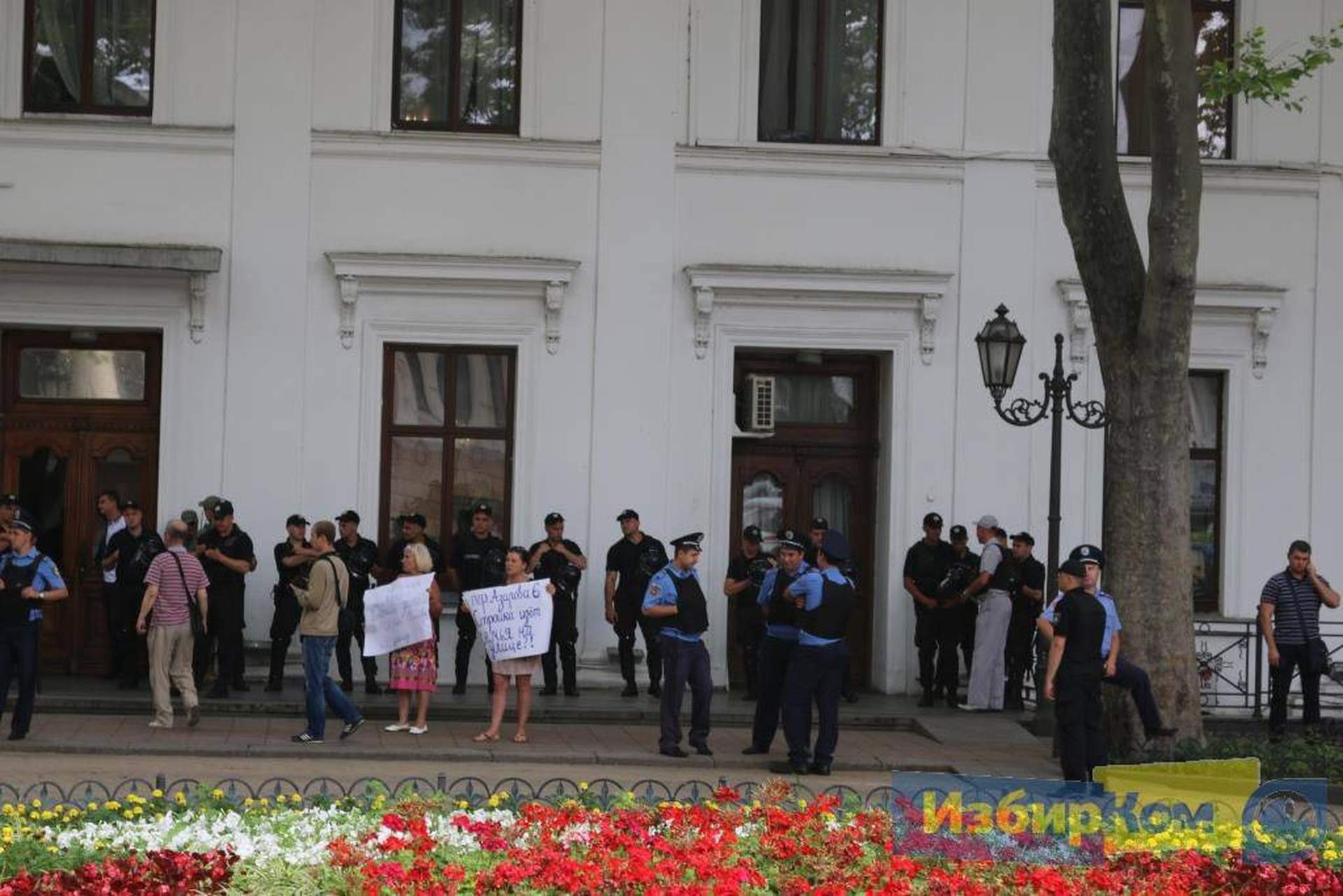 Неожиданная сессия Одесского горсовета: оцепление вокруг мэрии и сбор ради одного вопроса