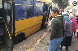В Белгороде-Днестровском под маршруткой провалился асфальт