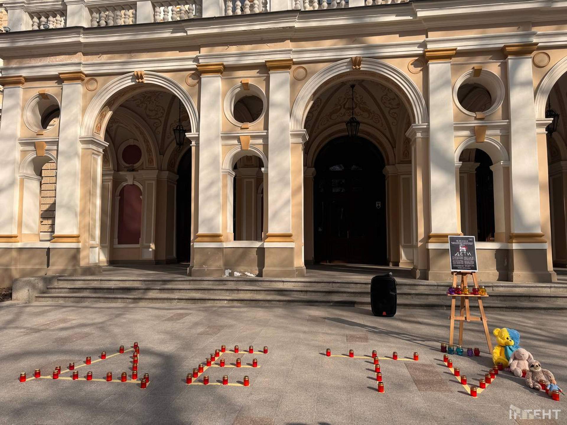 В Одесі вшанували пам'ять вбитих росіянами у драмтеатрі Маріуполя