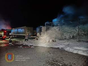 Вночі росіяни пошкодили дронами 30 вантажівок на Одещині