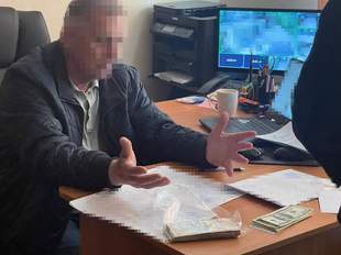 Поліція затримала працівника музею в Одесі за підозрою в отриманні 5 тисяч доларів хабаря