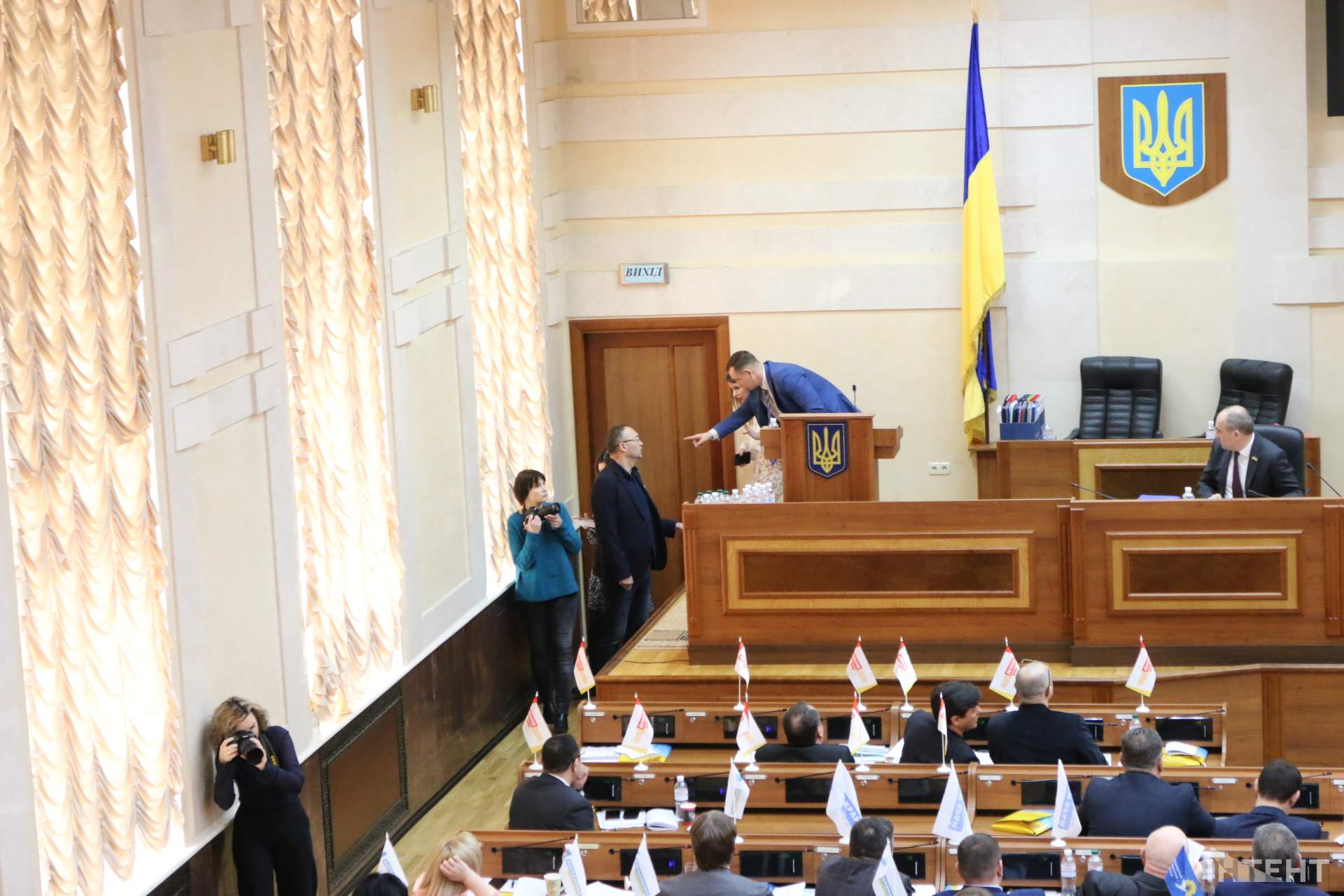 Сесія Одеської обласної ради: мітинг ззовні і напруга всередині