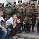 Сессия Одесского городского совета: потасовки с митингующими и попытки экс-нардепа попасть в здание мэрии