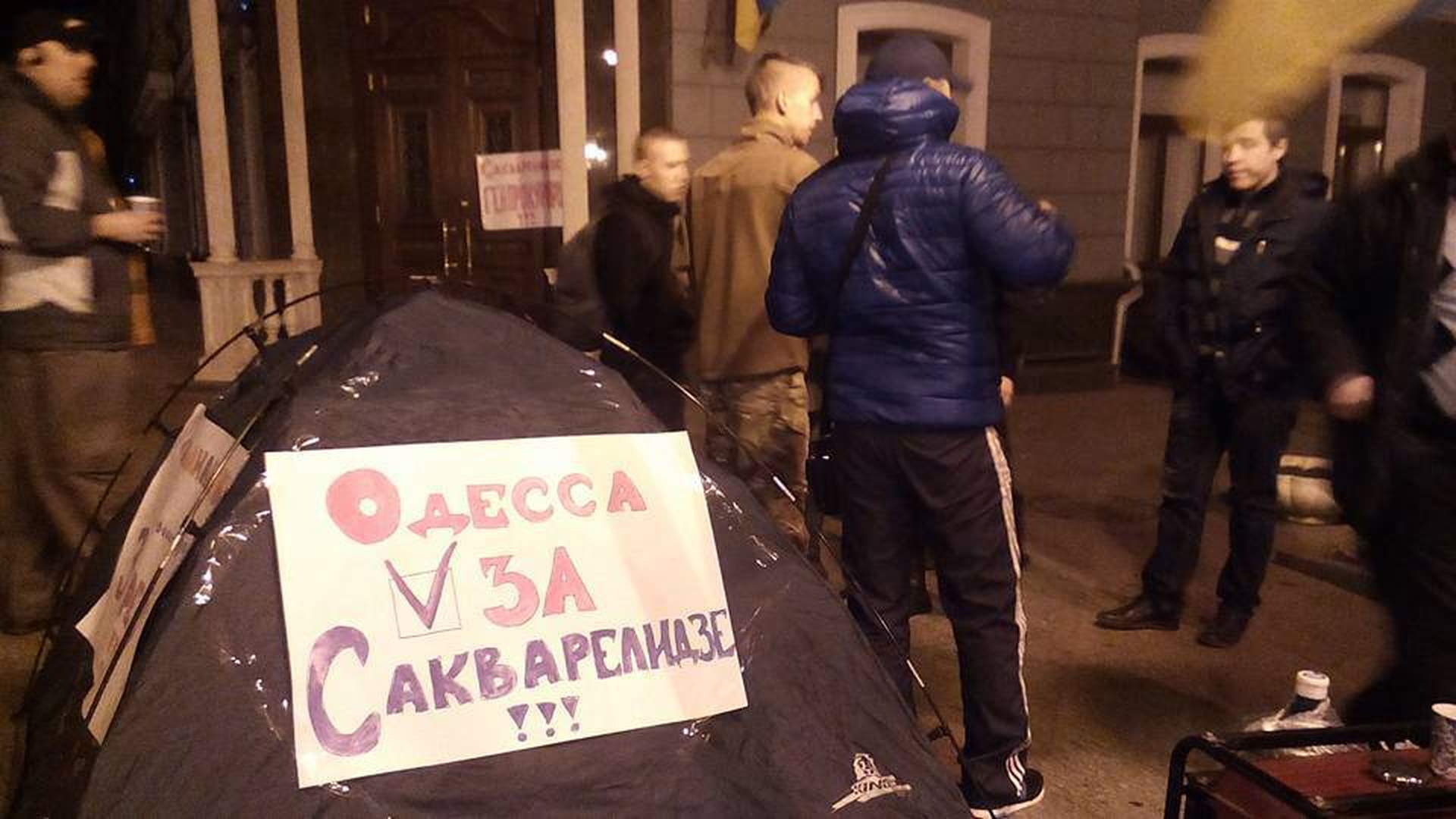 Перед дверью прокуратуры Одесской области сложили шины и повесили чучело