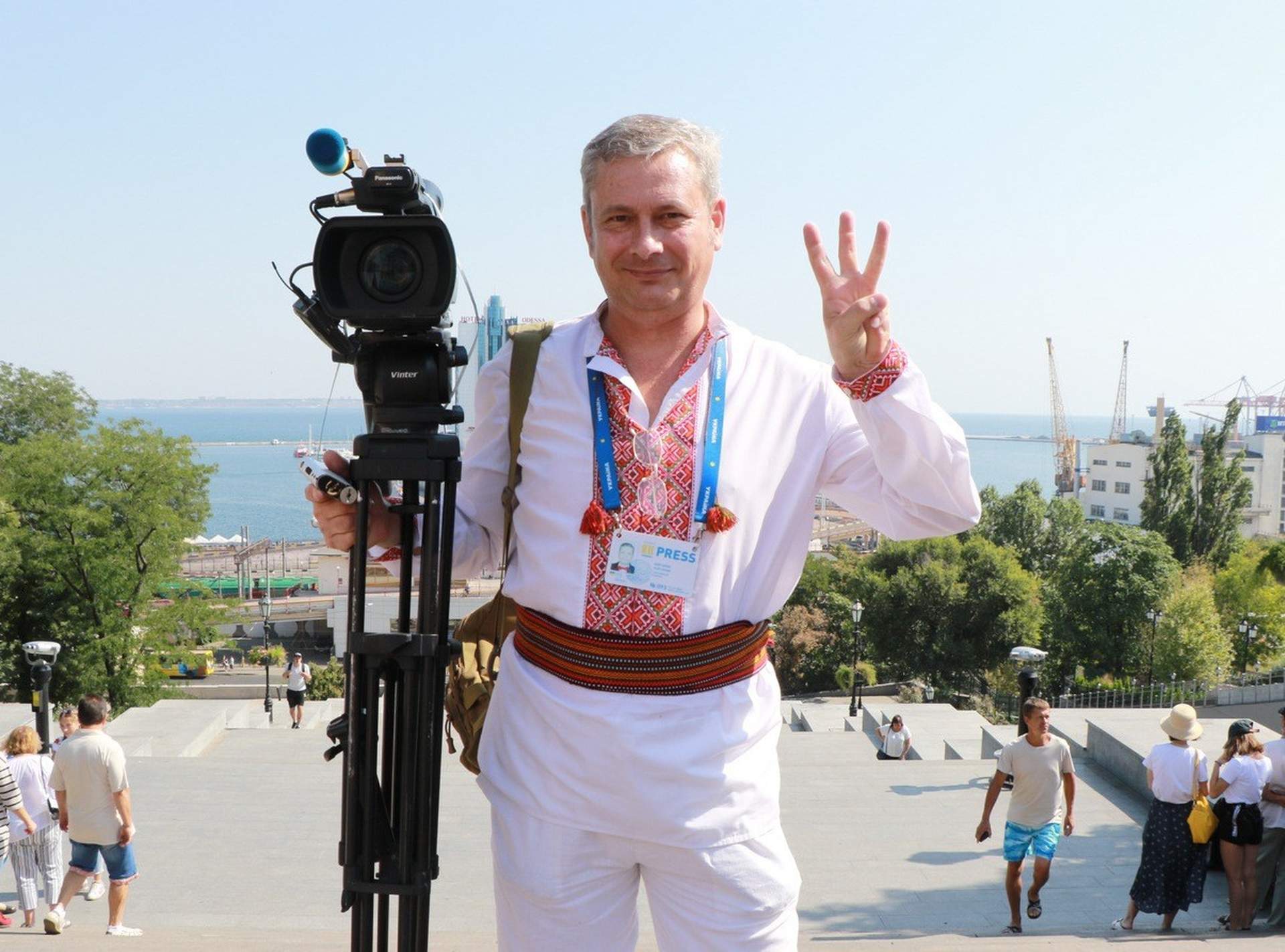 В Одессе развернули 28-метровый флаг Украины и посвятили акцию заложникам Кремля