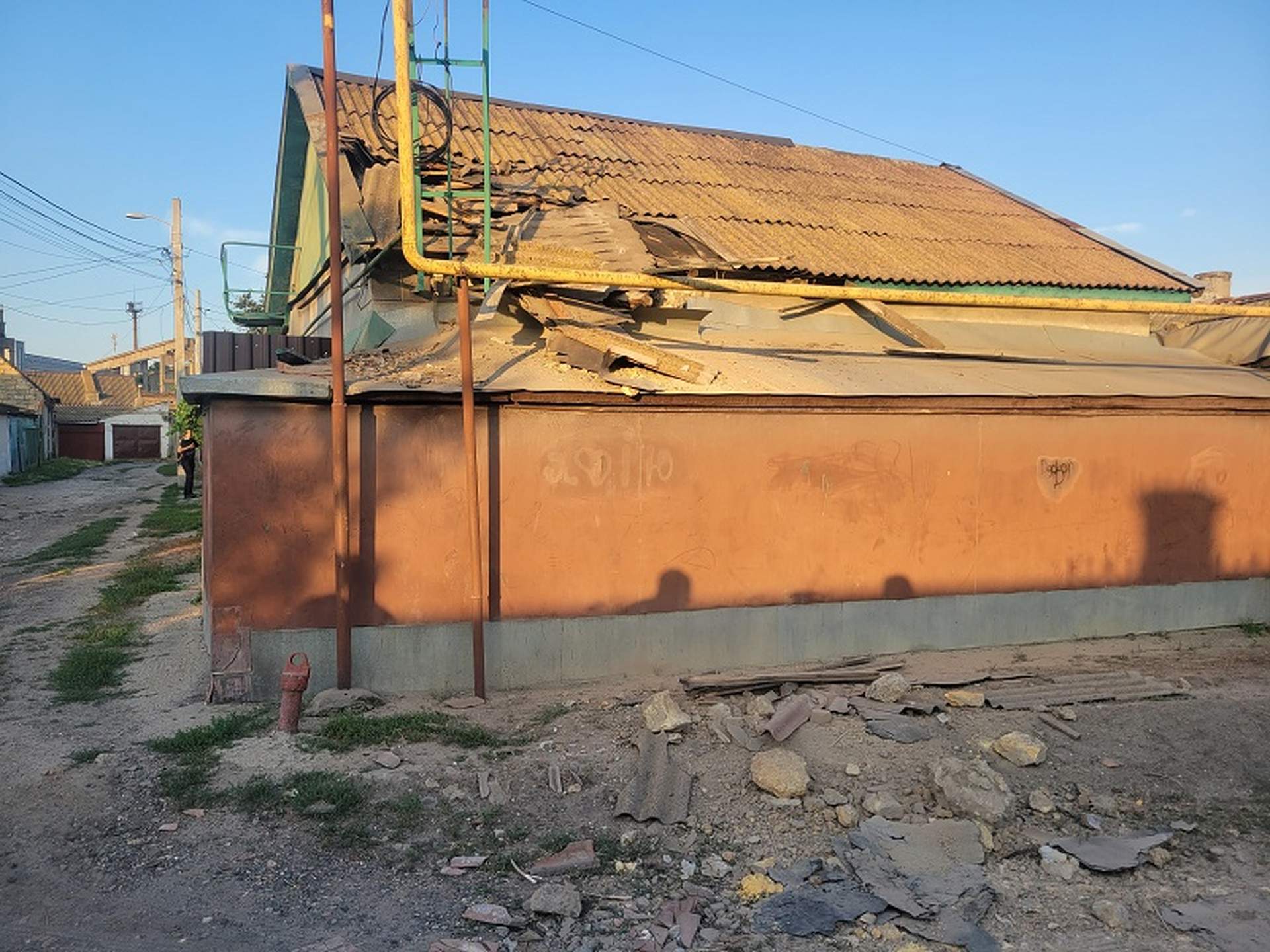 Уламки російських ракет поцілили у порт та поранили людину в Одесі