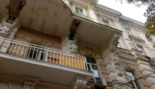 На здании в центре Одессы обвалился балкон
