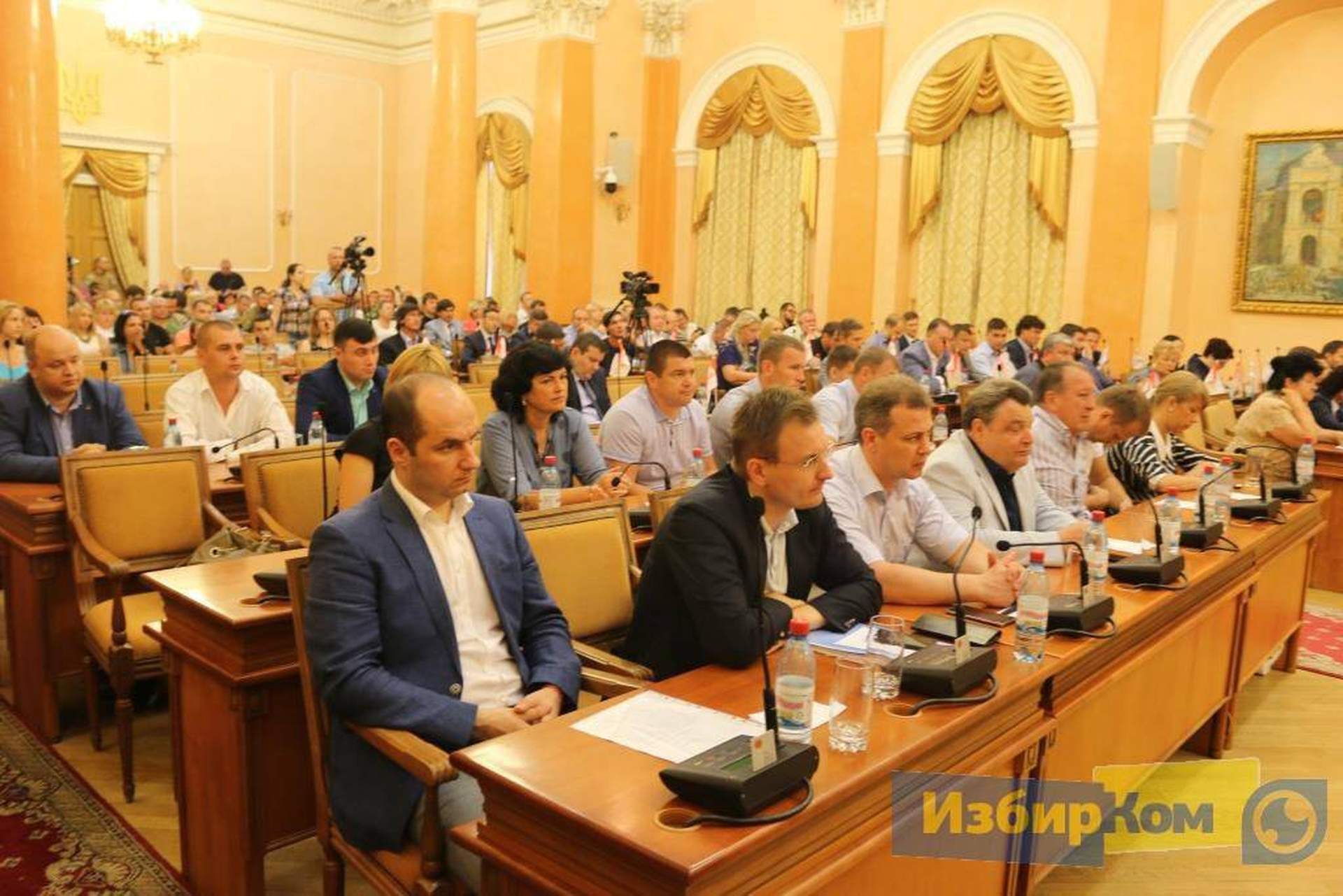 Неожиданная сессия Одесского горсовета: оцепление вокруг мэрии и сбор ради одного вопроса