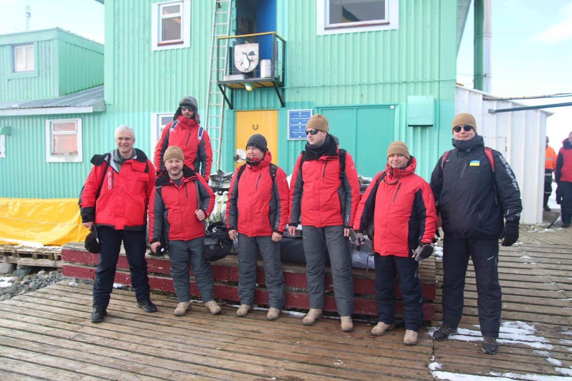 Криголам "Ноосфера" привіз нову експедицію українських полярників