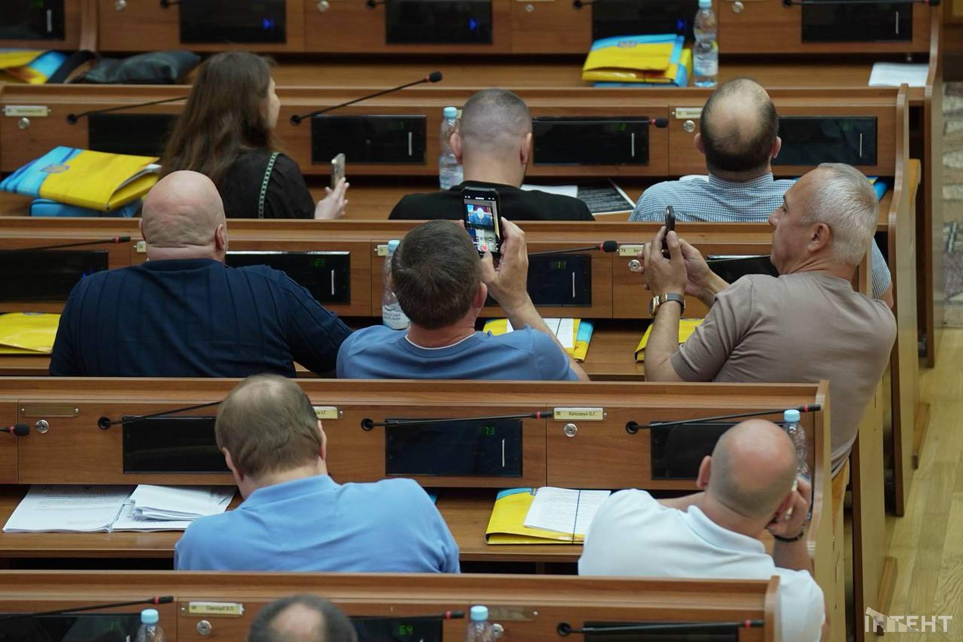 Депутатські суперечки й рокірування у світлинах Інтента