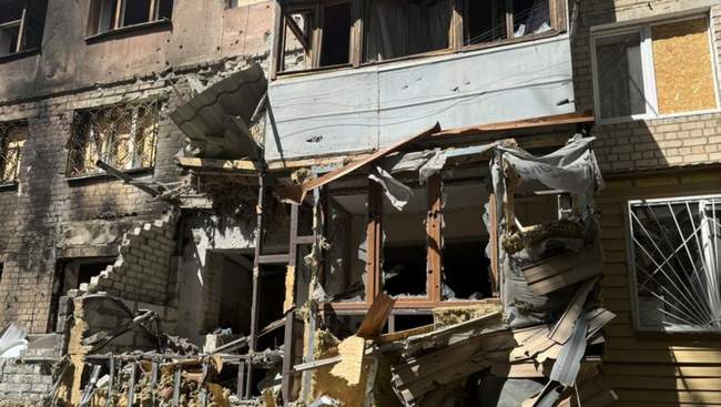 Багатоповерхівка у Дніпровському районі Херсона після атаки. ФОТО: Суспільне