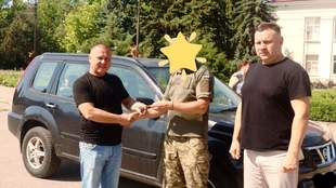 Громада Миколаївщини передала військовим автівку на забрані гроші зі свого заробітку