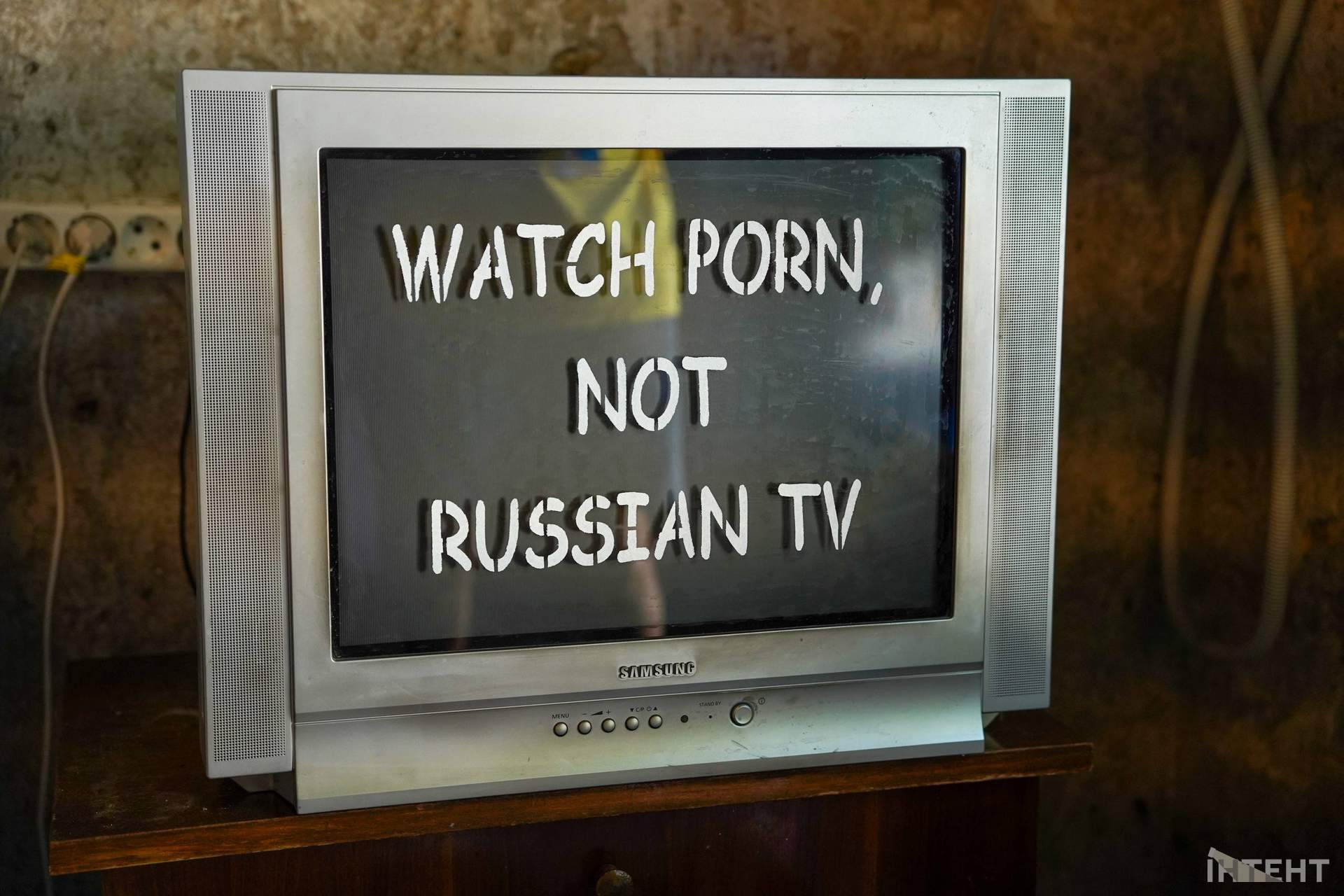 Під мостом в Одесі показали самогубство путіна та як Єльцин вигадував рф