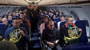 Одеський філармонічний оркестр зіграв у літаку
