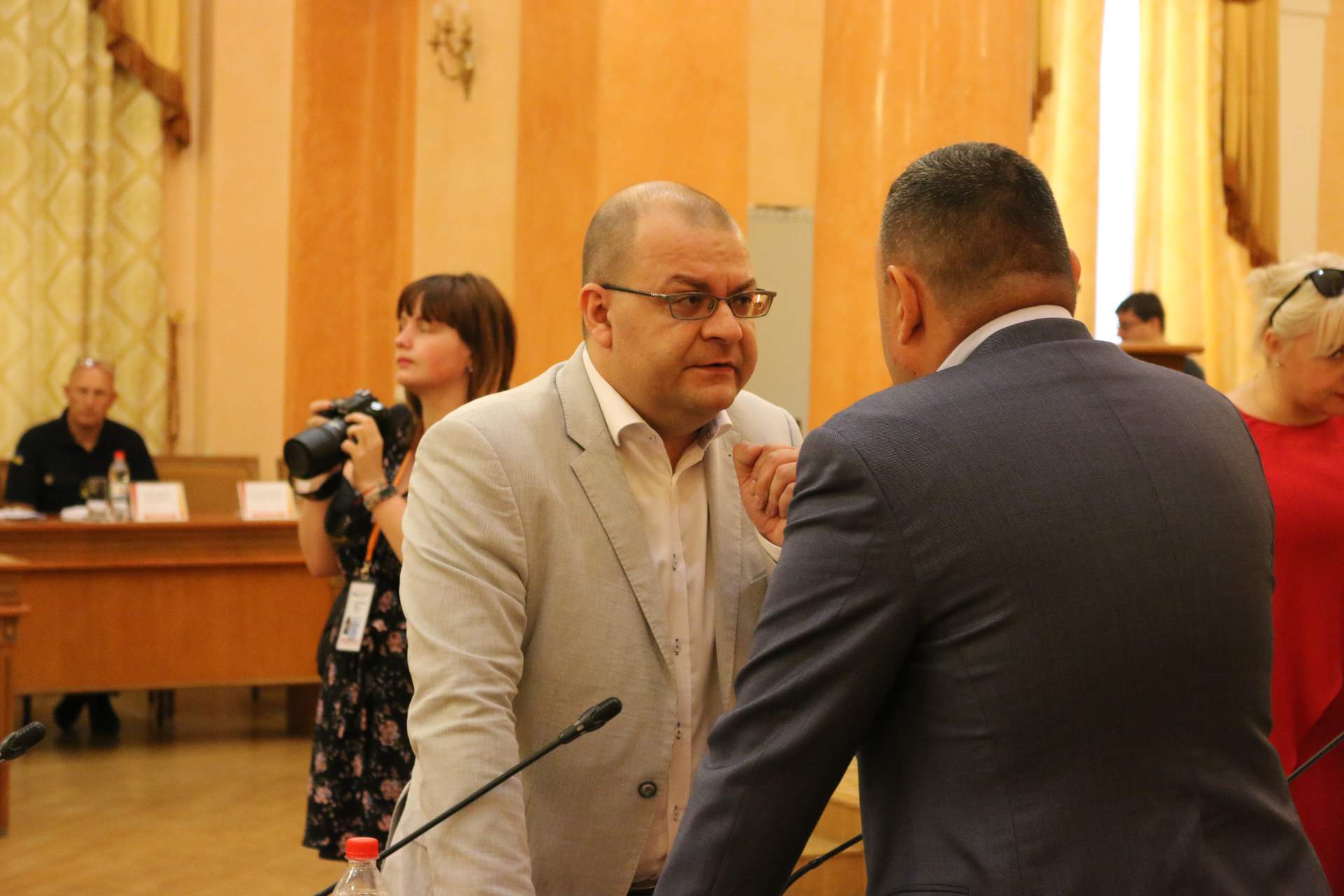 Сессия Одесского городского совета: одесситы с плакатами и листовки в сессионном зале