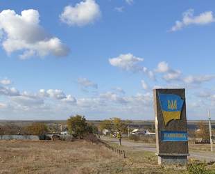 У селі на Миколаївщині, яке зазнало сильних обстрілів, вирішили ремонтувати укриття