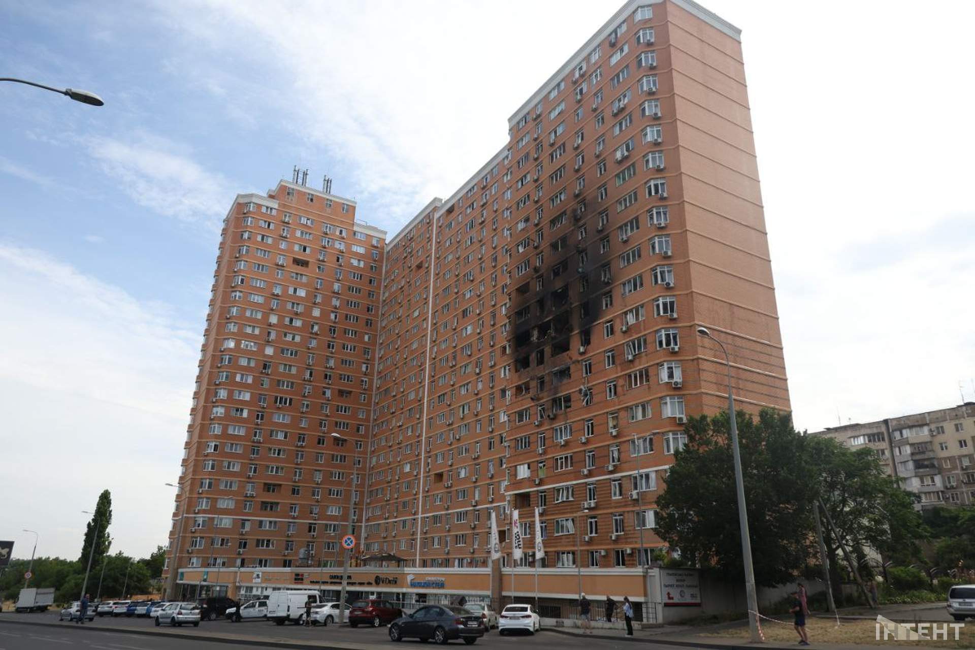 Наслідки влучання дрону в багатоповерхівку в Одесі у світлинах Інтента